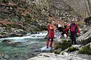 37 Il torrente Enna carico d'acqua, scende in salti, pozze, cascatelle